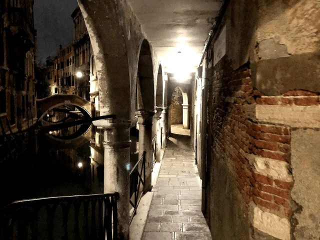 Venice After Dark: A Spine-Chilling Ghost Tour