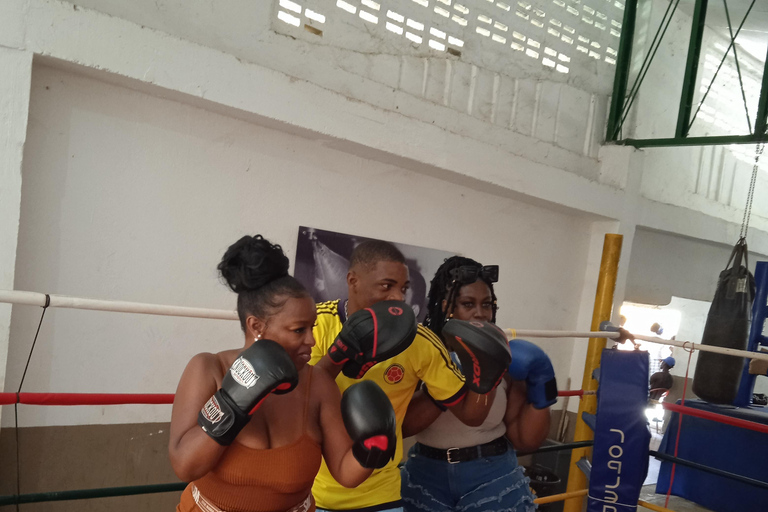 Cartagena: Tour de Palenque, show de dança, almoço, serviço de busca incluídoPasseio cultural em Palenque.