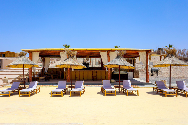 Agafay-Wüste: Quad-Bike, Mittagessen und BadeabenteuerTag in der Agafay-Wüste: Quadfahren, Mittagessen und Badespaß