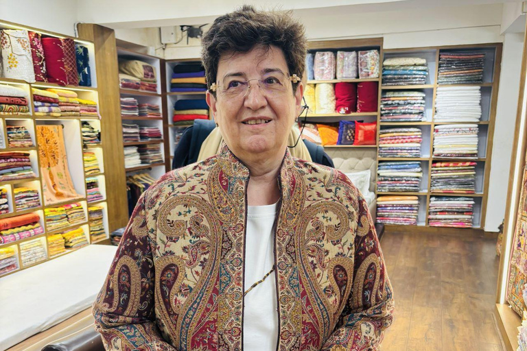 Delhi: Guided Shopping Tour Experience with Female Expert Exclusive Full-Day Shopping Tour with Female Expert Guide