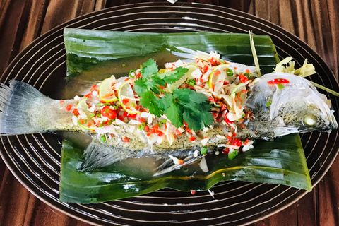 Autentyczne tajskie gotowanie z Pui w Khao LakLekcja gotowania autentycznych tajskich dań w Khao Lak Pui