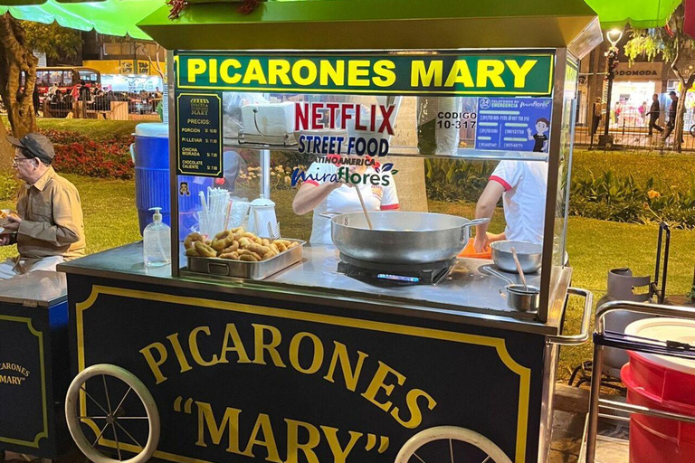 Lima: Miraflores Night Tour with Pisco Sour or Chilcano