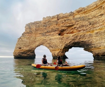 Benagil: Kajaktocht met gids in grotten en Praia da Marinha