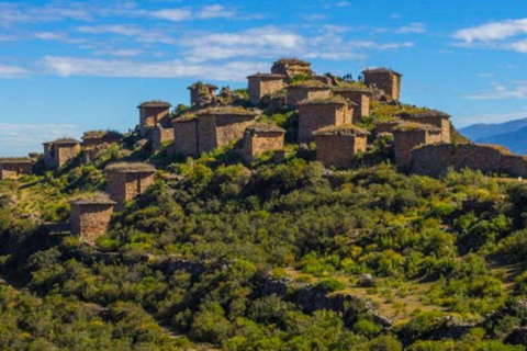 Von Lima aus: 2-tägiges privates Trekking durch Rúpac