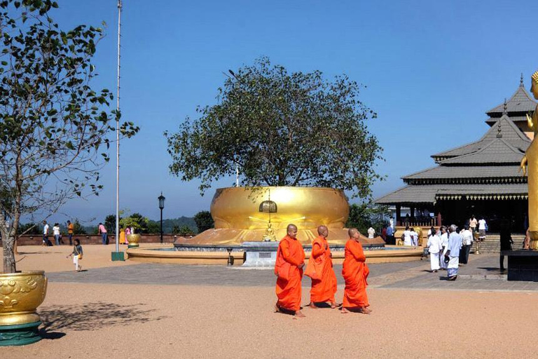 Kandy: City Highlights & Scenic Lake Bike Tour