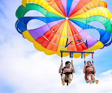St. Julian's: Parasailing met foto's en video's
