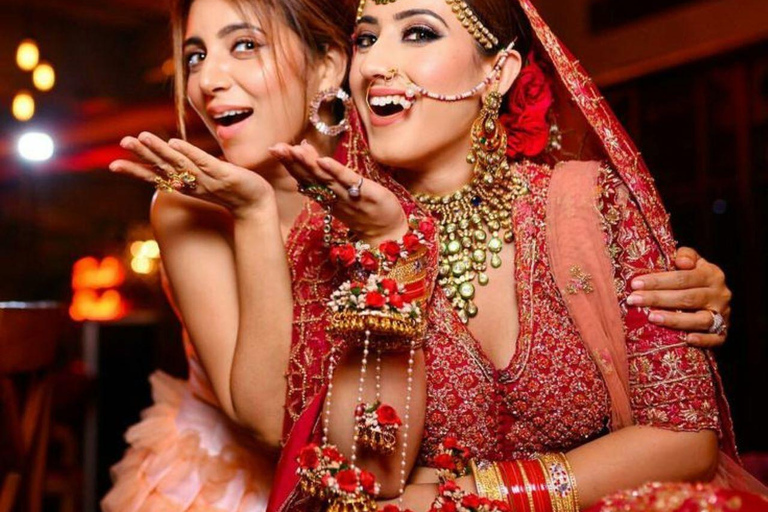 Delhi: Custom Shopping Tour With Car, Guide & Tuk-Tuk Ride Exclusive Wedding Shopping Tour with Expert Female Guide