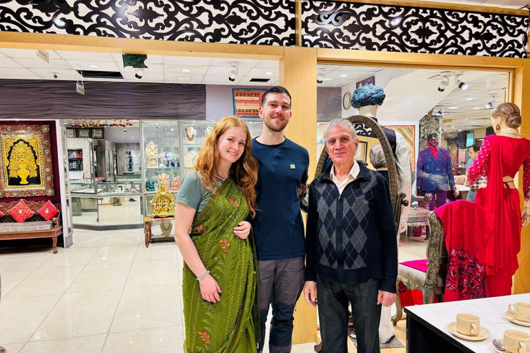 Delhi: Guided Shopping Tour Experience with Female Expert Exclusive Full-Day Shopping Tour with Female Expert Guide