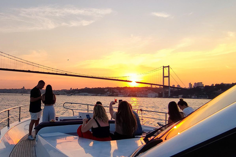 Istanbul: Bosphorus Sunset Cruise with Snacks and Wine Istanbul: Bosphorus Sunset Cruise without Wine