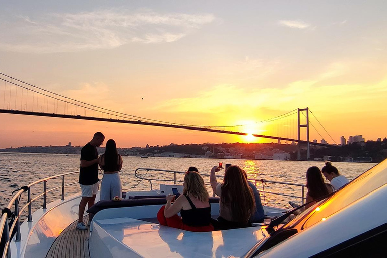 Istanbul: Bosphorus Sunset Cruise with Snacks and Wine Istanbul: Bosphorus Sunset Cruise without Wine