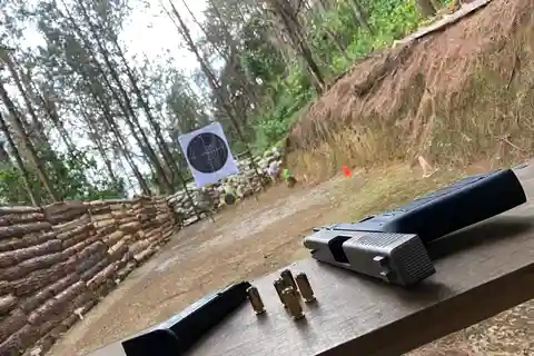 Aventura no campo de tiro ao ar livre em Medellín