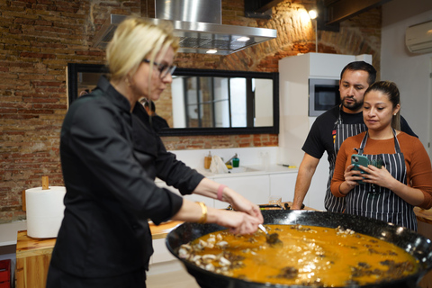 Barcelona: Clase de cocina de paella de marisco y mercado de la Boquería