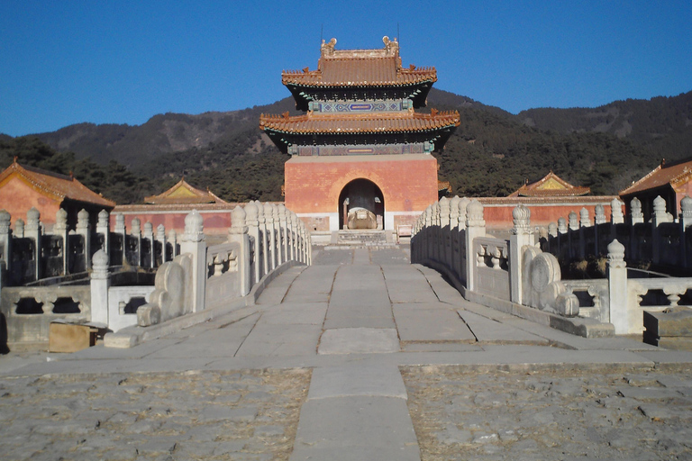 En dags östra Qing Tomb Tour med Peking engelska förare