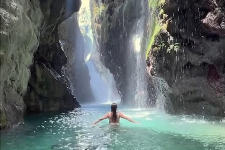 Excursion privée en jeep dans les gorges de Kourtaliotiko, à Preveli et au village de SpiliVisite de groupe à Kourtaliotiko, à la plage de palmiers de Preveli et au village tra