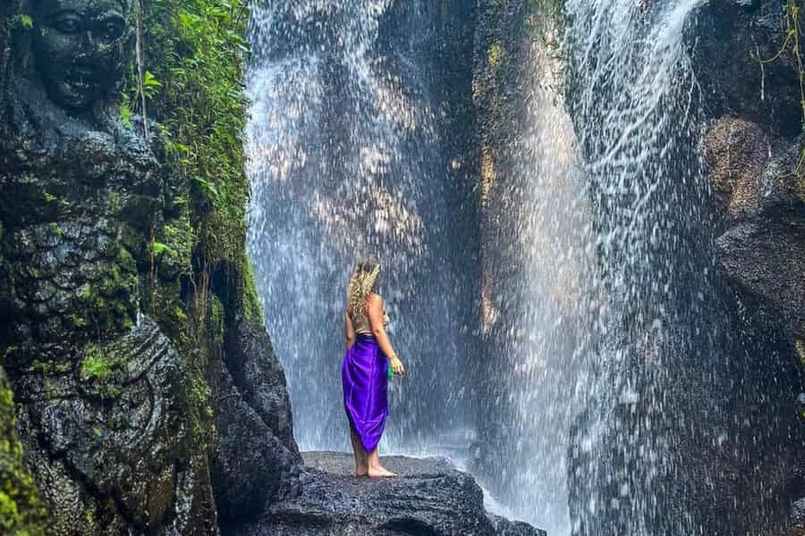 Taman Beji Griya-Wasserfall: Heiliges Bad/Ritual zur Besinnung. Foto: GetYourGuide