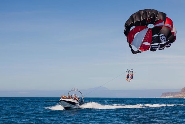 Doha: Parasailing Experience with Views of The Pearl
