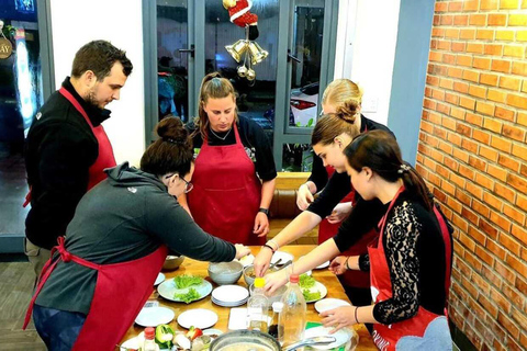 Hue: Aula de culinária com uma família localAula de culinária com visita ao mercado