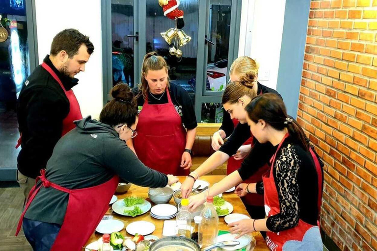 Hue: Aula de culinária com uma família localAula de culinária com visita ao mercado