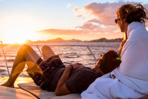 Faites la fête en bateau dans la baie de Carthagène et admirez le magnifique coucher de soleil