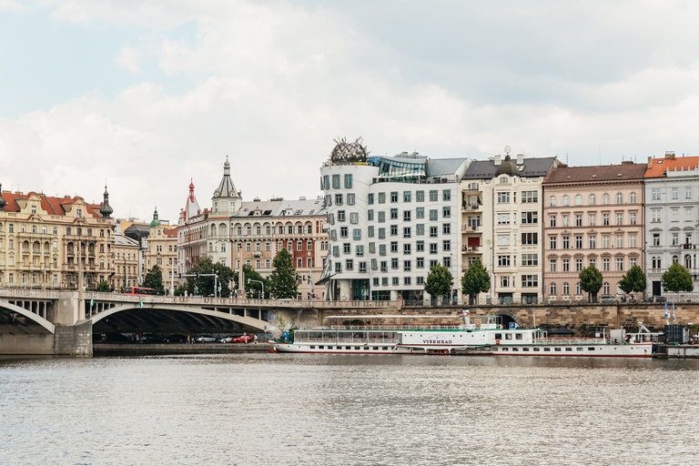 Praga: crociera sul fiume Moldava con pranzo su barca dal tetto trasparentePraga: crociera con pranzo di 2 ore sul fiume Moldava