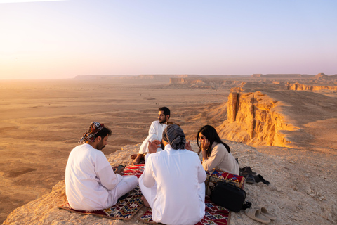 Riyadh: Edge of the World & Keshta Tour