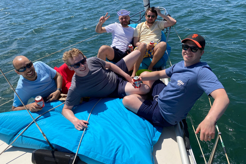 Lisbonne : "Sunset" &amp; "Day Tours" en bateau, avec boisson et musiqueLisbonne : "Tour en bateau privé au coucher du soleil", avec boissons et musique