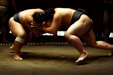 Osaka : Expérience de sumo avec un spectacle en direct et un défi pour le publicOsaka : Expérience Sumo avec Spectacle en Direct et Défi du Public