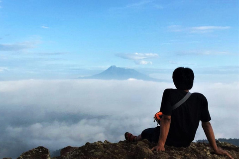 Excursión de senderismo suave por Yogyakarta al antiguo volcán NglanggeranExcursión de senderismo al atardecer en Yogyakarta