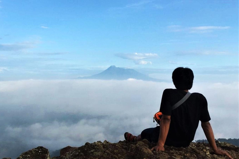 Excursión de senderismo suave por Yogyakarta al antiguo volcán NglanggeranExcursión de senderismo de un día en Yogyakarta