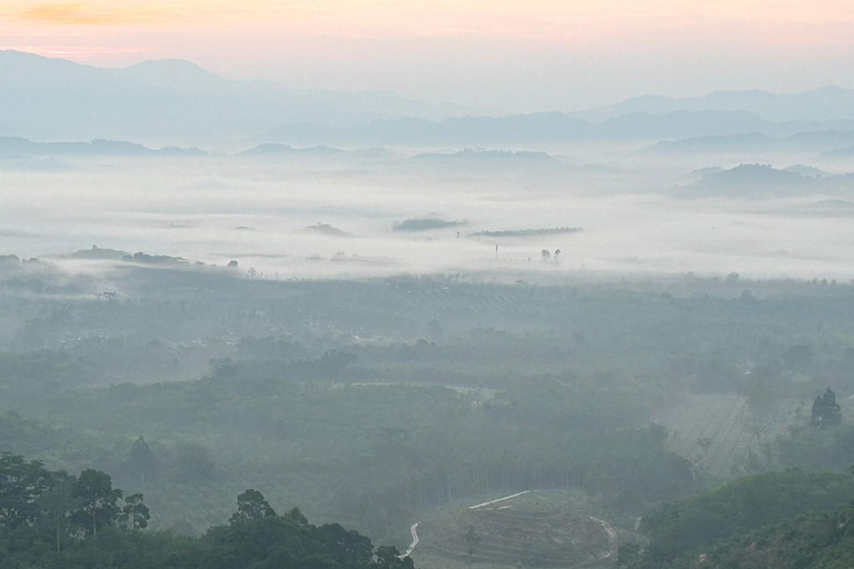 Khao Lak: Hav av dimma på kullen &amp; soluppgång vid Khao Khai Nui