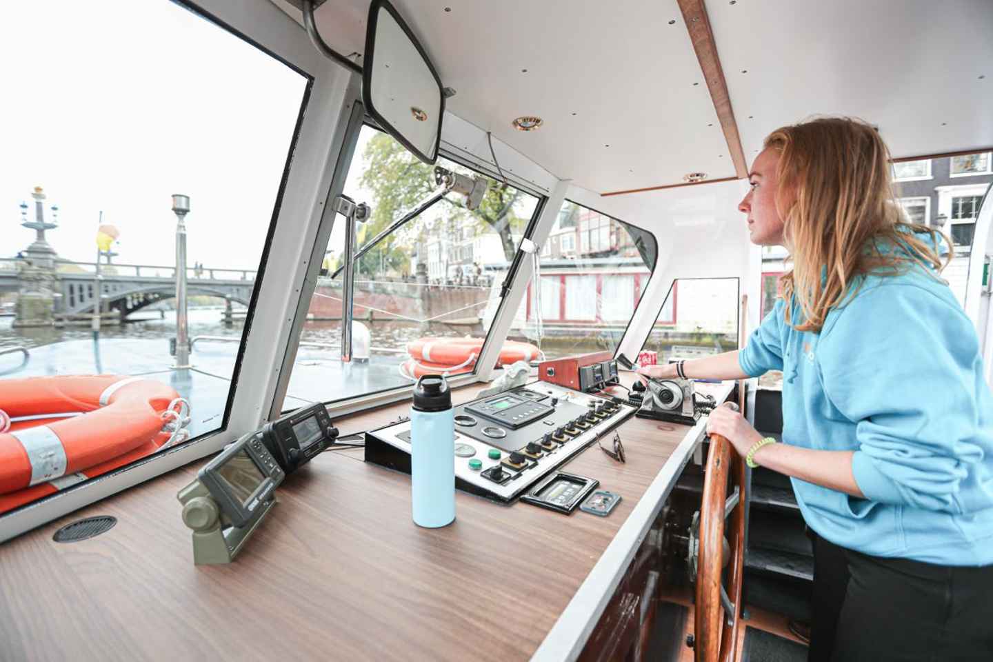 Amsterdam: Traditional Canal Cruise with Bar on Board