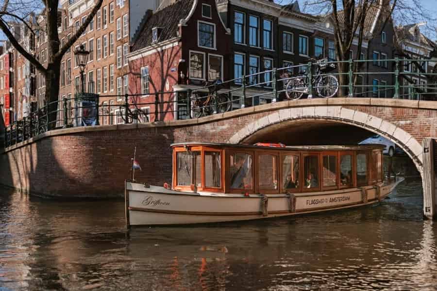 Amsterdam: 2-stündige luxuriöse Grachtenfahrt mit unbegrenzten Snacks. Foto: GetYourGuide