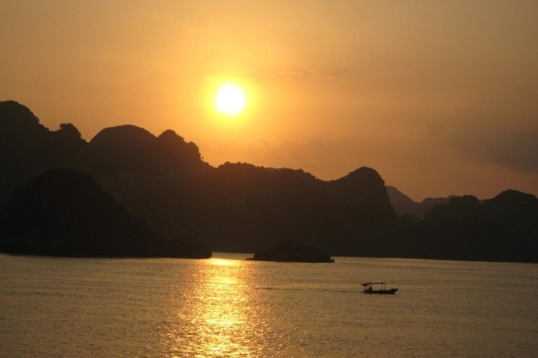 Ab Hanoi: 2-tägige Bai Tu Long Bay Luxus-Kreuzfahrt/JacuzziHalong-Bai Tu Long Bay 2 Tage 1 Nacht Luxuskreuzfahrt & Whirlpool