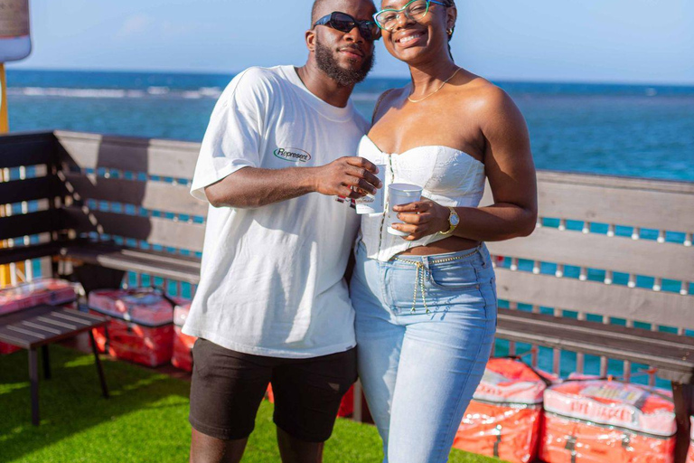 Montego Bay : Poko Loko Floating Bar Island Chill TourMontego Bay : Excursion détente sur l&#039;île du bar flottant Poko Loko