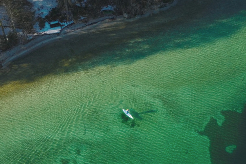 Fuschlsee: Zimowy paddleboard i herbata z przewodnikiemFuschlsee: zimowa deska z wiosłem na stojąco i herbata z przewodnikiem