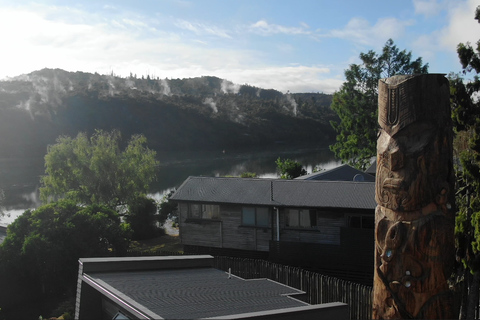 Von Auckland aus: Waitomo-Höhle und Orakei Korako Gruppentagestour