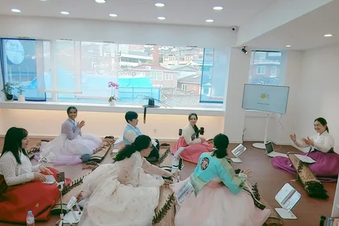 Seúl: Clase de Gayageum y Experiencia Hanbok en el Pueblo de Bukchon