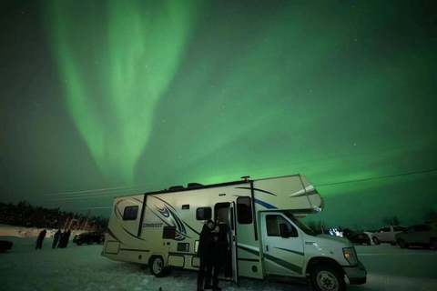 Excursão de luxo em autocaravana para perseguir a Aurora Tour em pequenos grupos e em particular