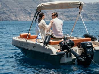Santorini: Noleggio di piccole imbarcazioni di lusso senza patente