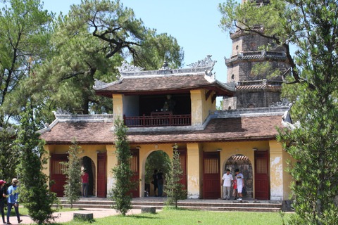 Hue: Cruise op de Parfumrivier met Thien Mu Pagode en Tomben