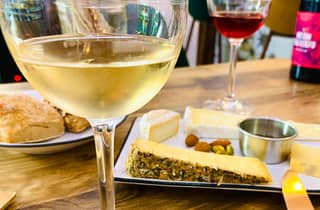Nizza: Lebensmittelverkostung von Naturweinen & Bauernkäse im Viertel Libération