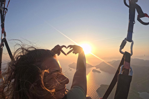 Tandem Paragliding in Fethiye, Oludeniz | Female Pilot