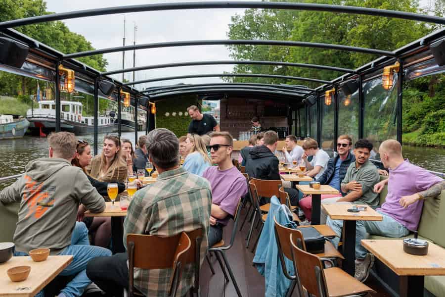 Groningen: Terrassenboot-Erlebnis mit einer gemütlichen Bar. Foto: GetYourGuide Groningen: Terrassenboot-Erlebnis mit einer gemütlichen Bar. Foto: GetYourGuide
