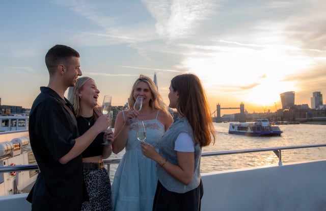 London: Abendfahrt auf der Themse mit Sekt und Canapés