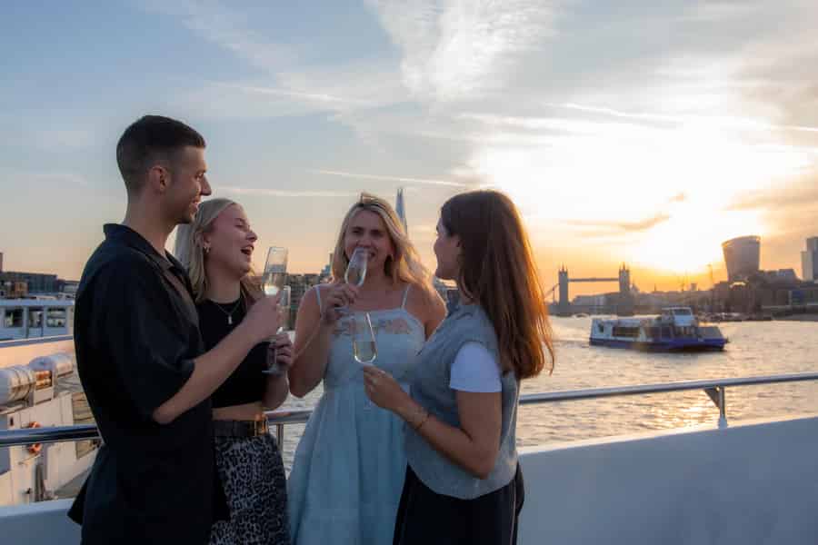 London: Abendfahrt auf der Themse mit Sekt und Canapés. Foto: GetYourGuide London: Abendfahrt auf der Themse mit Sekt und Canapés. Foto: GetYourGuide