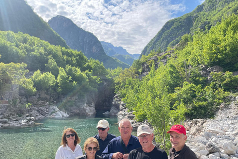 Desde Tirana / Shkoder: Excursión de un día por Theth y el Ojo Azul