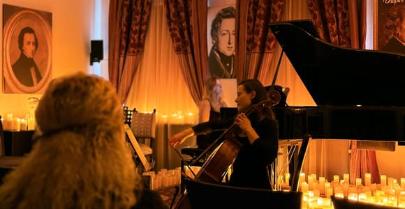 Krakow: Queen Live Music in an Intimate Gallery