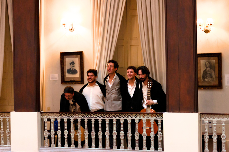 Porto: authentieke en traditionele studenten- en serenade-fadoPorto: Unieke studenten en serenade Fado van Coimbra Show