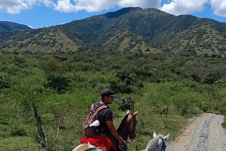 Medellín : Aventure en bateau + équitation à Santa Fe de AntioquiaSanta Fe de Antioquia : Promenade en bateau aventureux+excursion à cheval