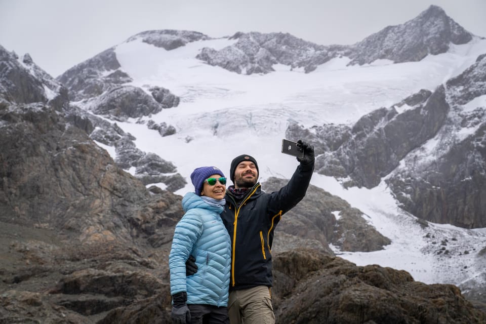 Glaciar pálido sobre una laguna oscura de deshielo y laderas escarpadas cerca de Ushuaia